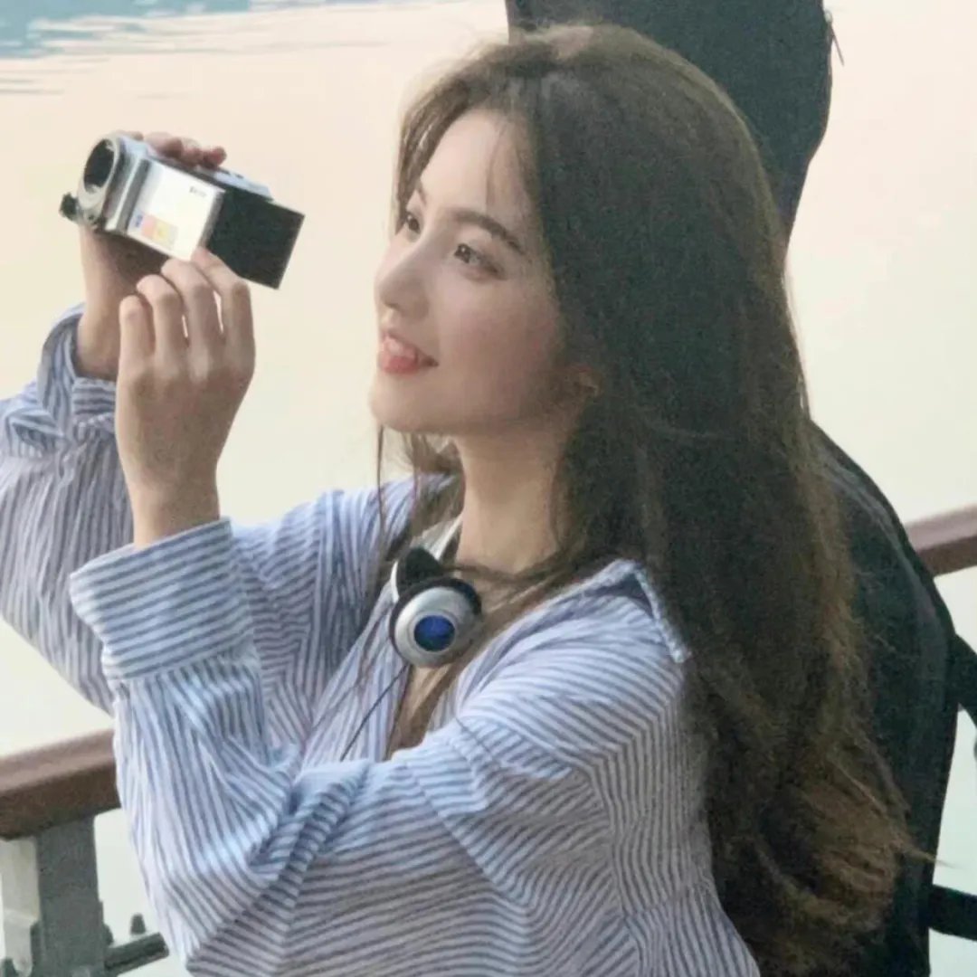她背后的那双手 海报